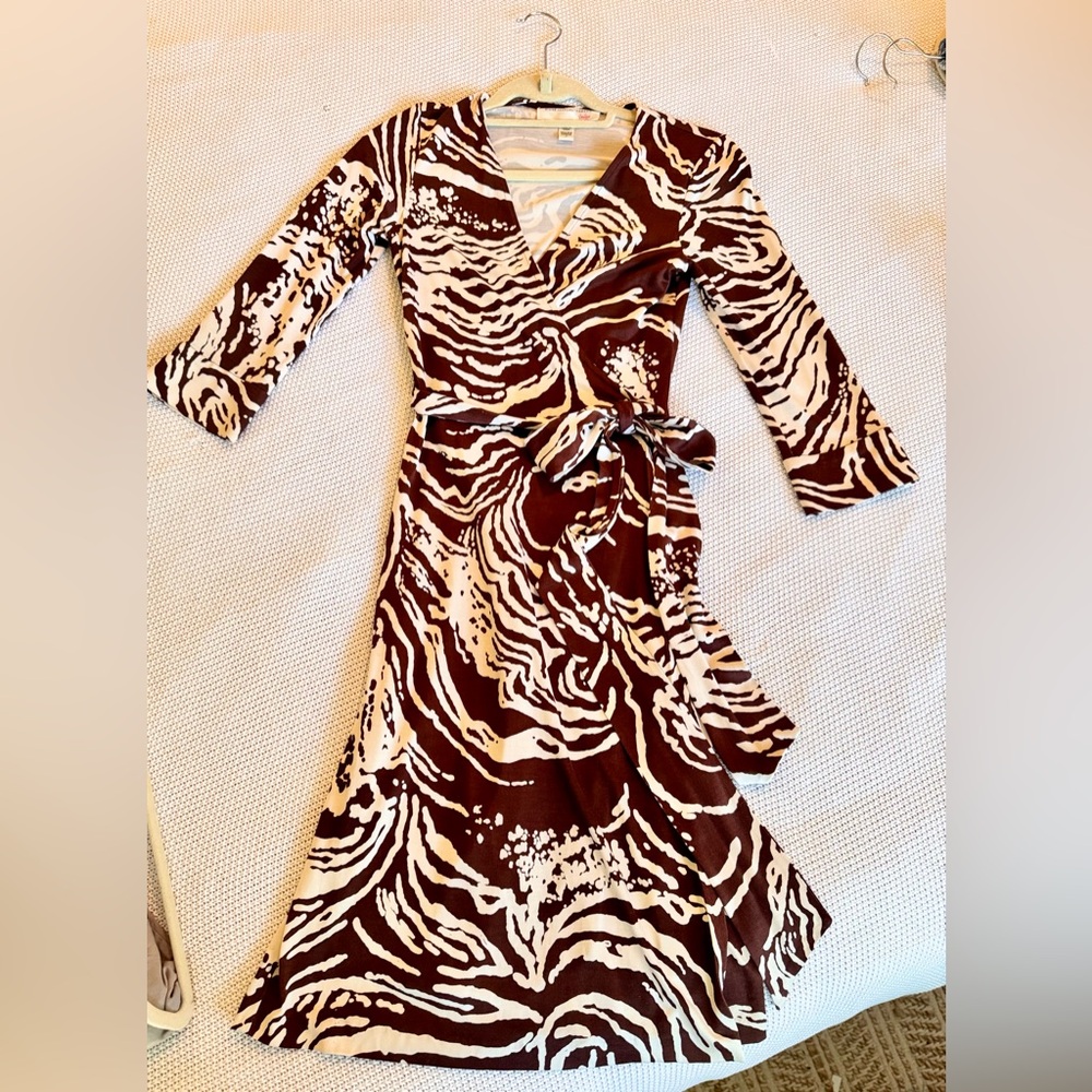 DVF DIANE VON FURSTENBURG 100% Silk Brown & Cream Wrap Midi Dress - Picture 4 of 12
